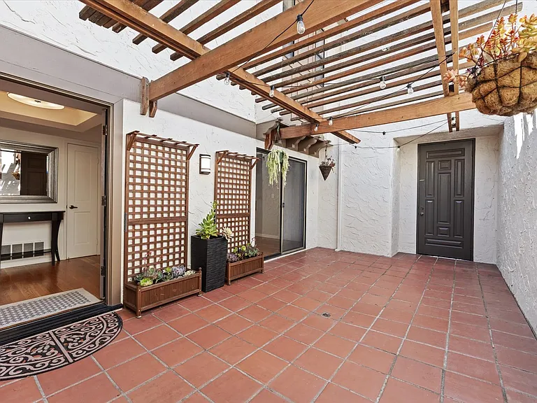 9 Heritage Ct — Photo 3