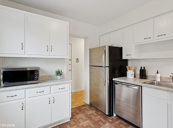 4th image of 1136 Greenleaf Ave APT 205