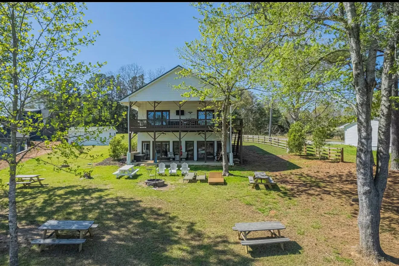 4 bed, 2.5 bath, 2240 sqft, $4,000 — Photo 3