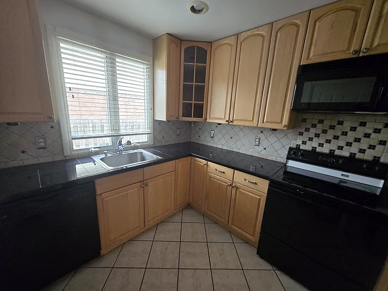 506 W Twelve Mile Rd — Photo 5
