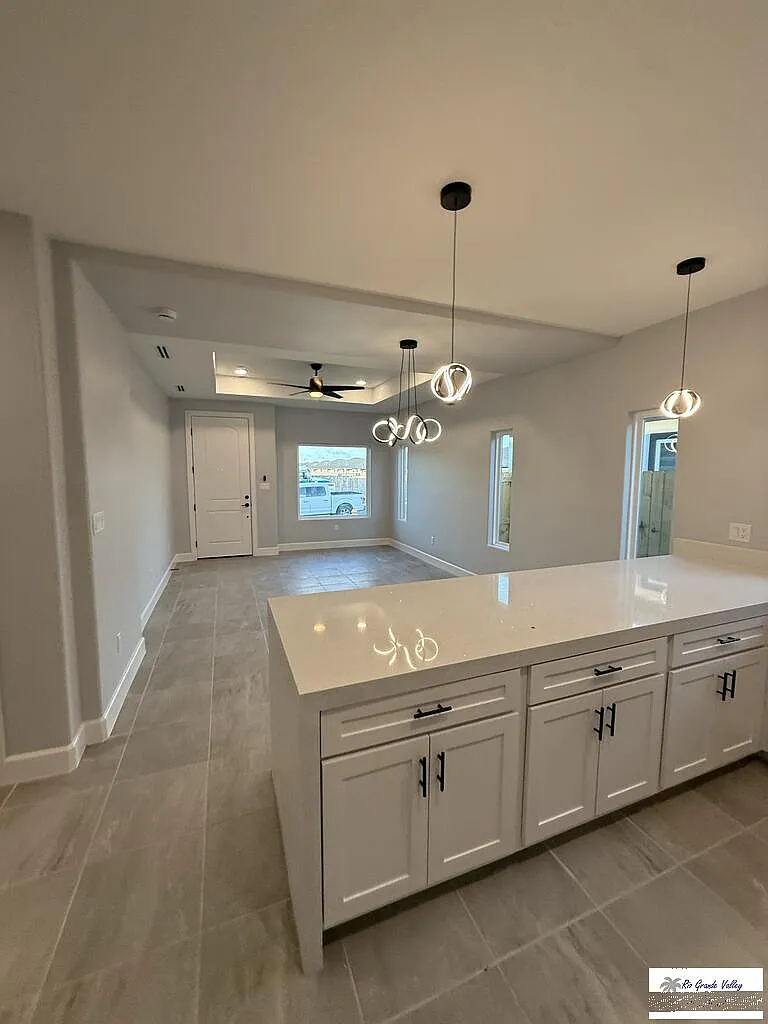 3 bed, 2.0 bath, 1285 sqft, $2,100 — Photo 3
