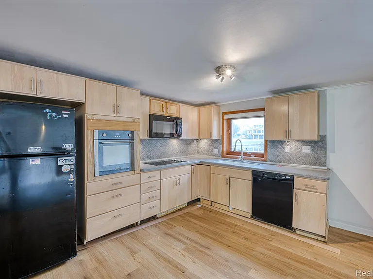 10401 Degrand St — Photo 11