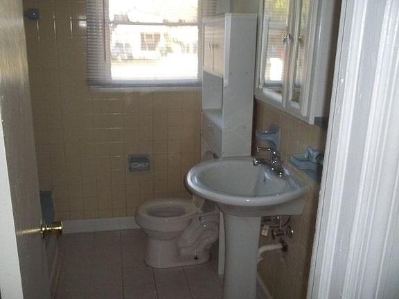 4th image of 912 Monterey Dr