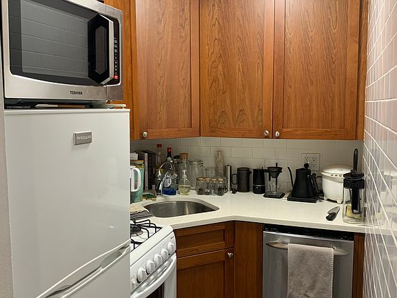 2nd image of 89 Bleecker St APT 3E