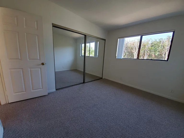 647 N Hayworth Ave — Photo 5