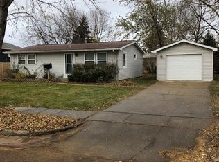 1127 Westend Dr, Vermillion, SD 57069