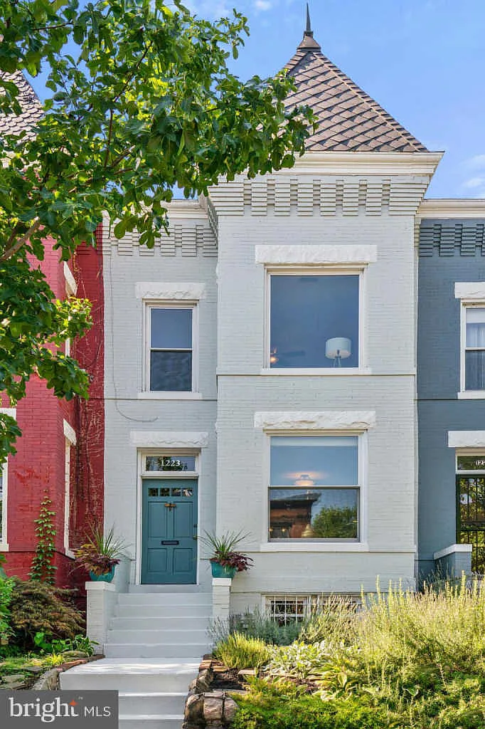 1223 E St NE photo 1