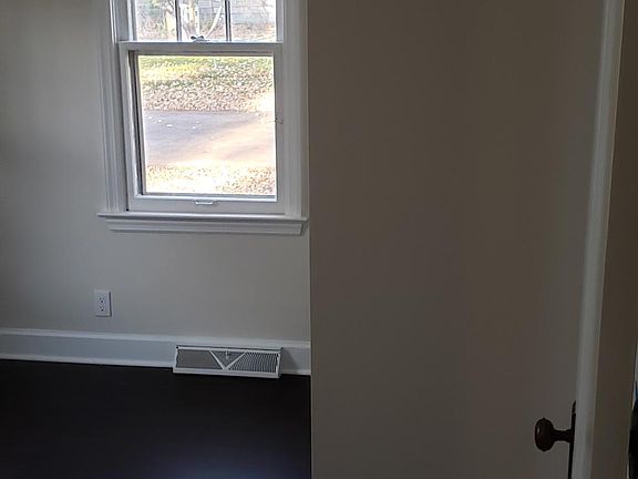 5th image of 105 Lake St