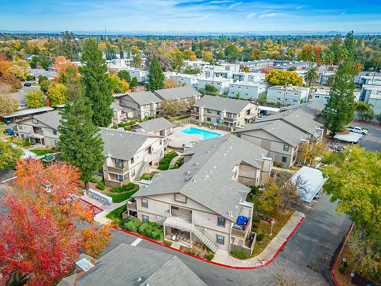 River Oaks Apartments — Photo 16