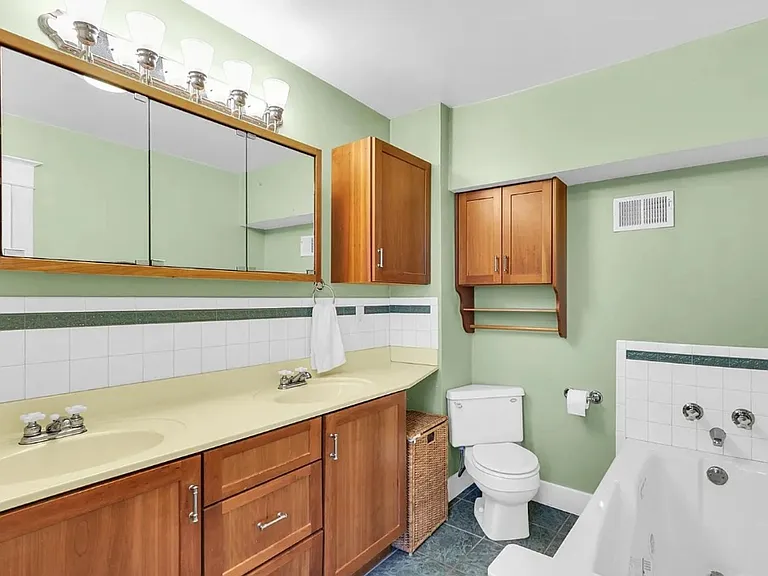702 W Indiana Ave — Photo 23