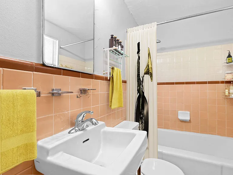 The Bethana Apartments — Photo 6
