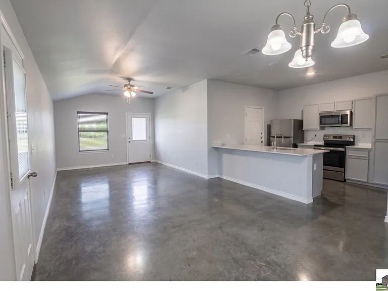 300 Lowes Blvd #B — Photo 31