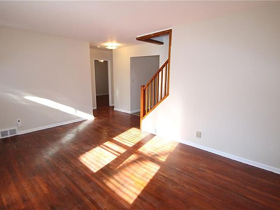 3rd image of 8 Lois Ave