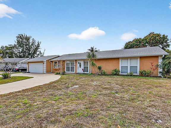 3rd image of 331 NE Camelot Drive