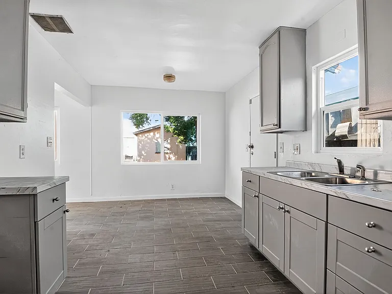 1122 W 105th St — Photo 11