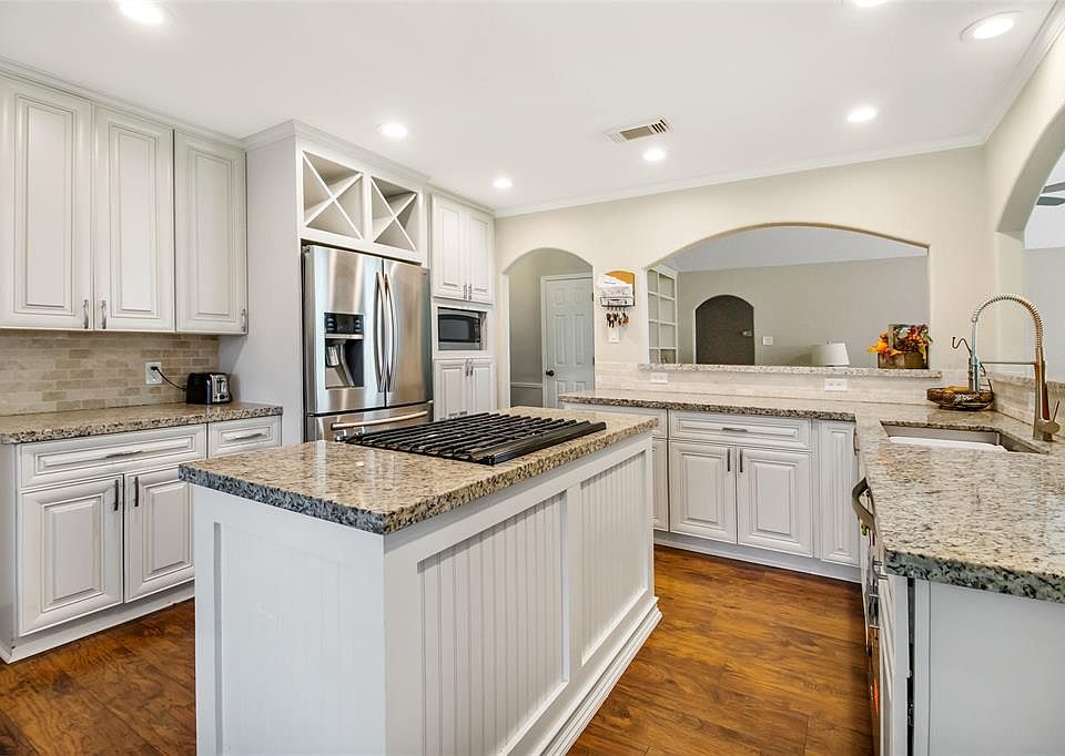 1st image of 104 Bumelia St