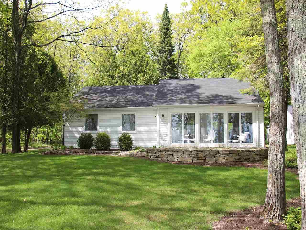 8071 S Lake Shore Dr Harbor Springs Mi 49740 Zillow 2643