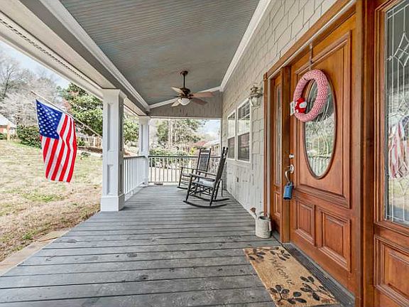 3rd image of 715 Stewart Cir