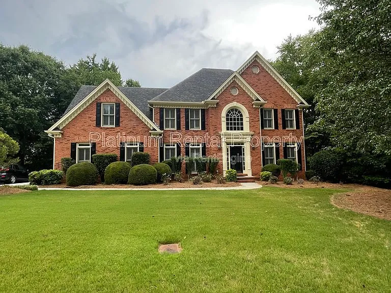 870 Ingleside Dr — Photo 1