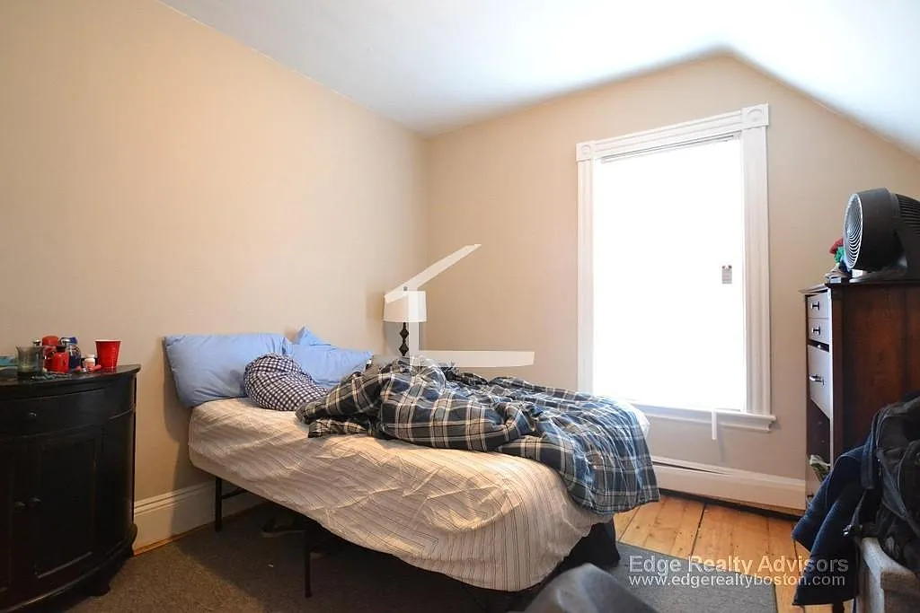 6 bed, 2.5 bath, 2500 sqft, $6,500 — Photo 1