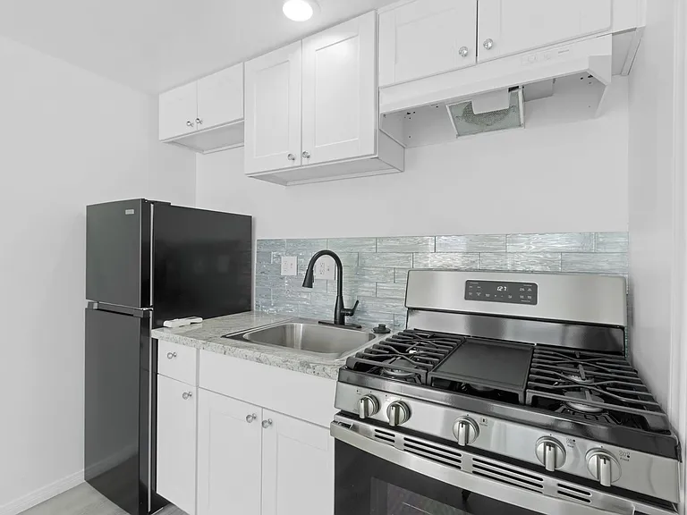 Gorgeous 2 Bed/2 bath apartment in excellent Sherman Oaks area! — Photo 8