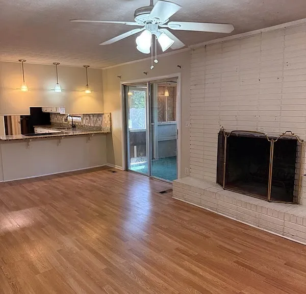 1102 Victoria Dr — Photo 3