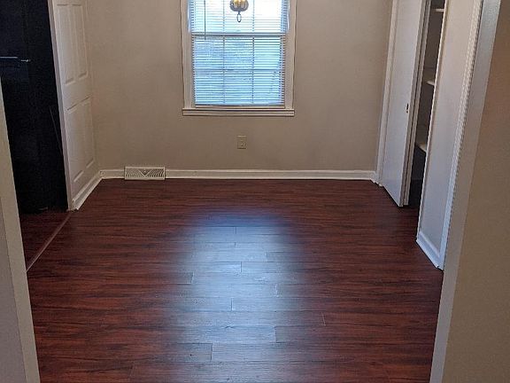 4th image of 429 Whispering Hills Dr