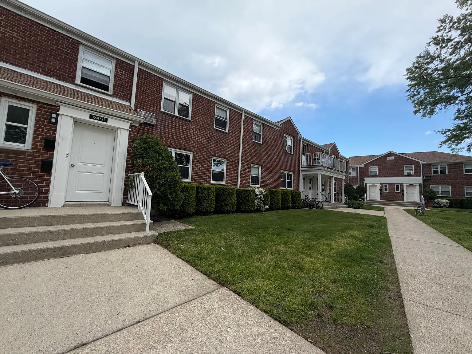 223rd Pl, Oakland Gardens — Photo 1