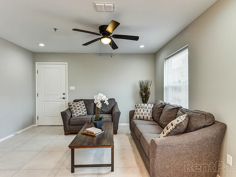 Mercedes Place Apartments — Photo 29
