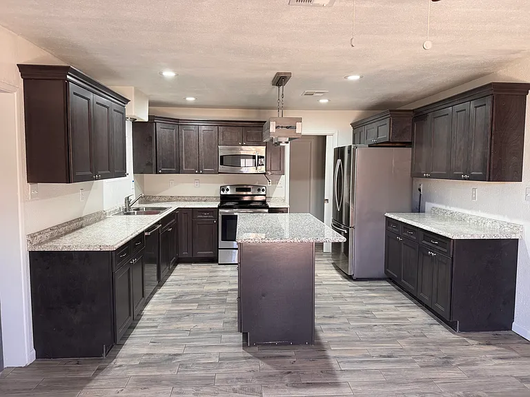 290 E 26th Pl — Photo 3