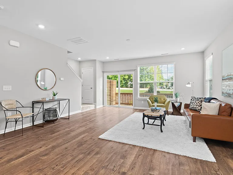 1136 Commack Dr — Photo 5