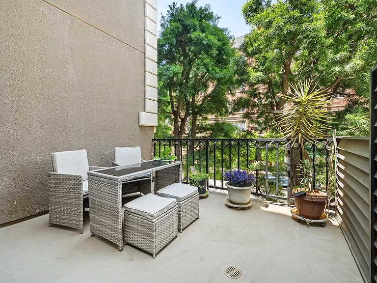 585 N Rossmore Ave #208 — Photo 14