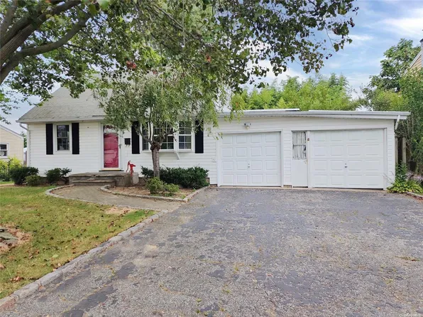 173 Van Buren Street, West Babylon, NY 11704