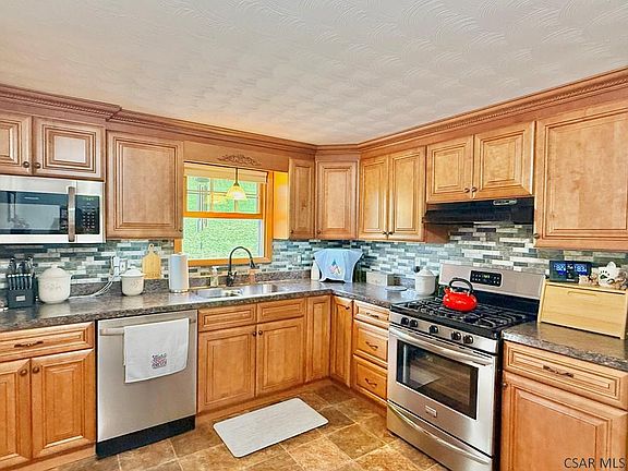 4th image of 172 Basset Ln