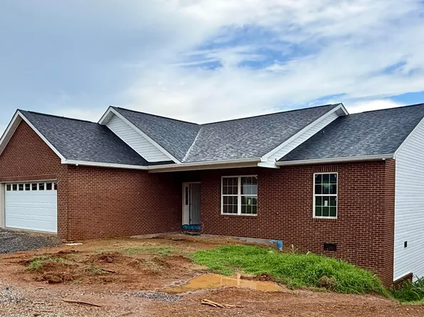 1027 Patriots Landing Dr, Dandridge, TN 37725