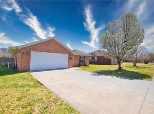 672 Olivia Ln, Centerton, AR 72719