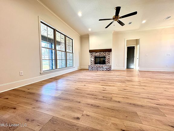5th image of 8 Redmont Dr