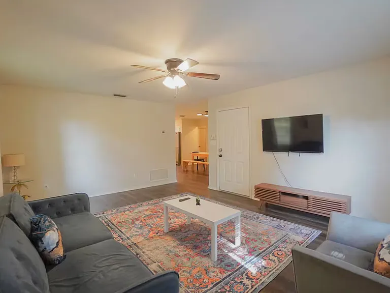 620 SW 4th St — Photo 3