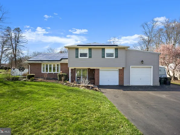 6 E Rambler Dr, Holland, PA 18966