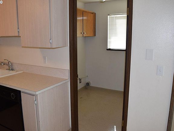 5th image of 18435 NE Glisan St APT 22