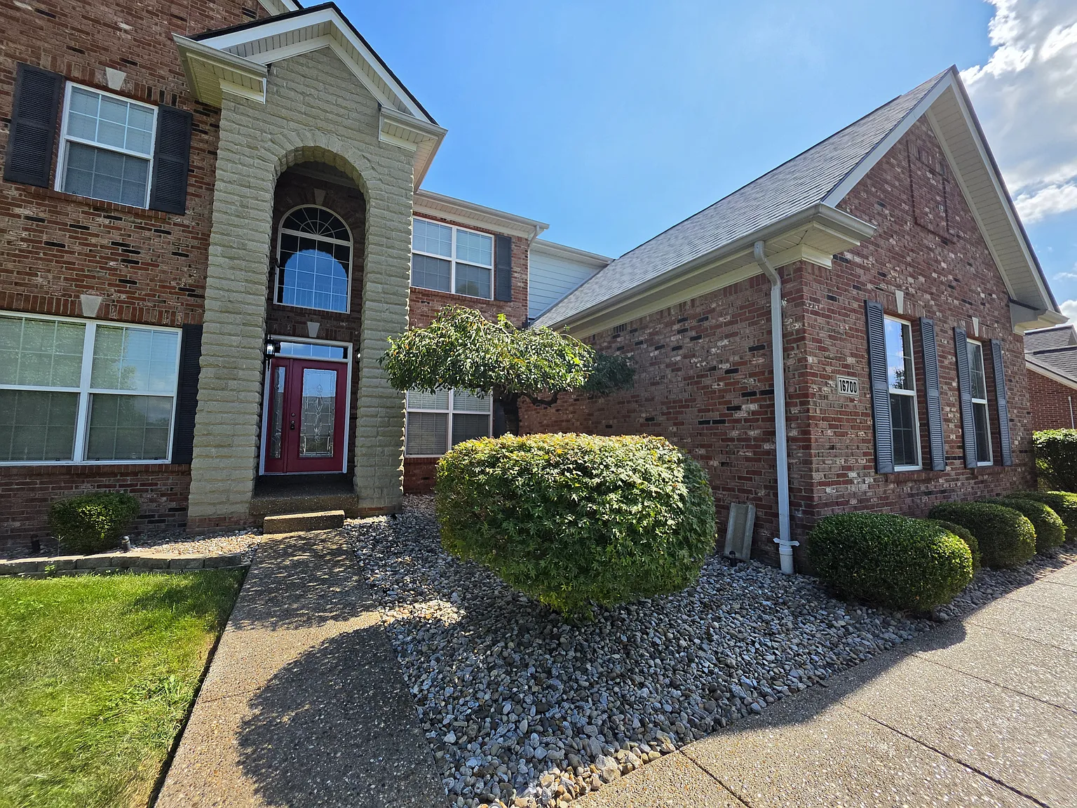 4 bed, 3.5 bath, 4611 sqft, $3,500 — Photo 2