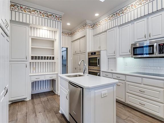 4th image of 723 Village Green Dr