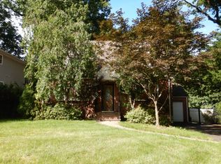 195 Hargreaves Ave, Teaneck, NJ 07666