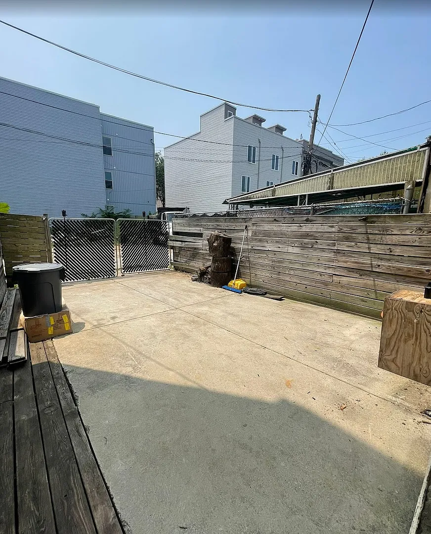 5-Bedroom 3 Bathroom w Roof Deck and Private Parking! — Photo 2