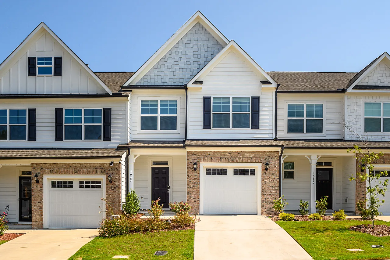 3 bed, 2.5 bath, 1817 sqft, $2,049 — Photo 1