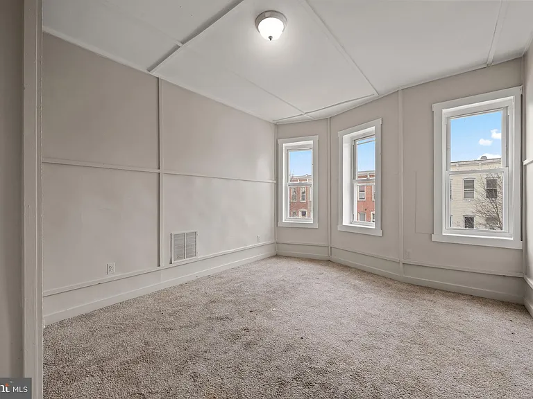 225 N Luzerne Ave — Photo 21