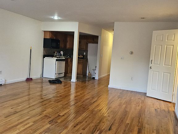 3rd image of 18021 140th Ave Floor 1