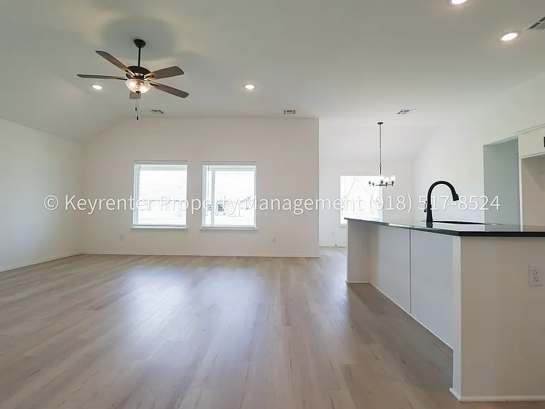 2908 S Redwood Ave — Photo 8