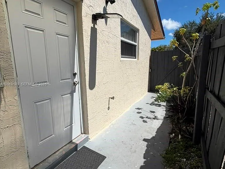 1725 SW 32nd St #0 — Photo 2
