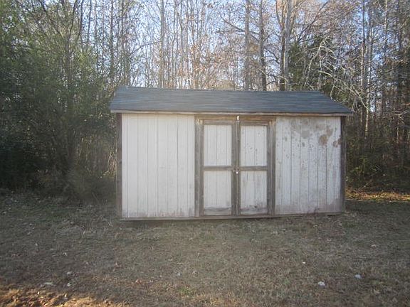3rd image of 400 Blue Grass Dr